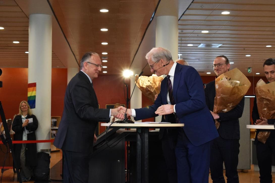 Professor Baltasar Beferull-Lozano shakes the hand of Jonas Gahr Støre, Norway's Prime Minister